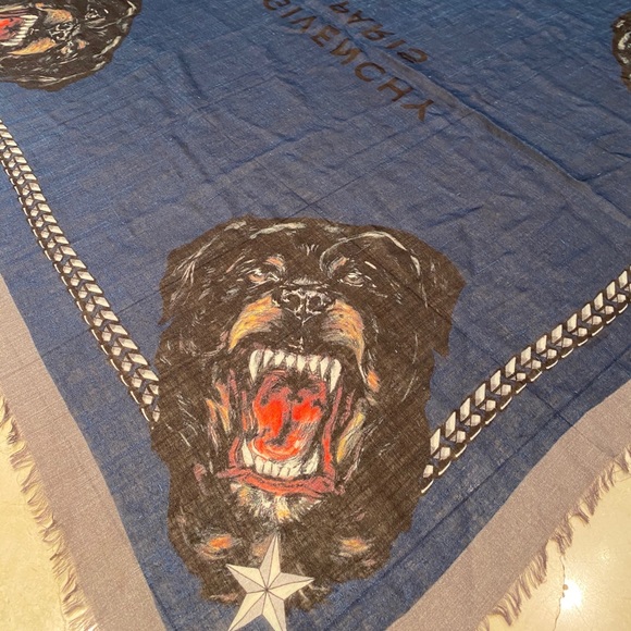 Givenchy Rottweiler scarfs - Picture 4 of 4